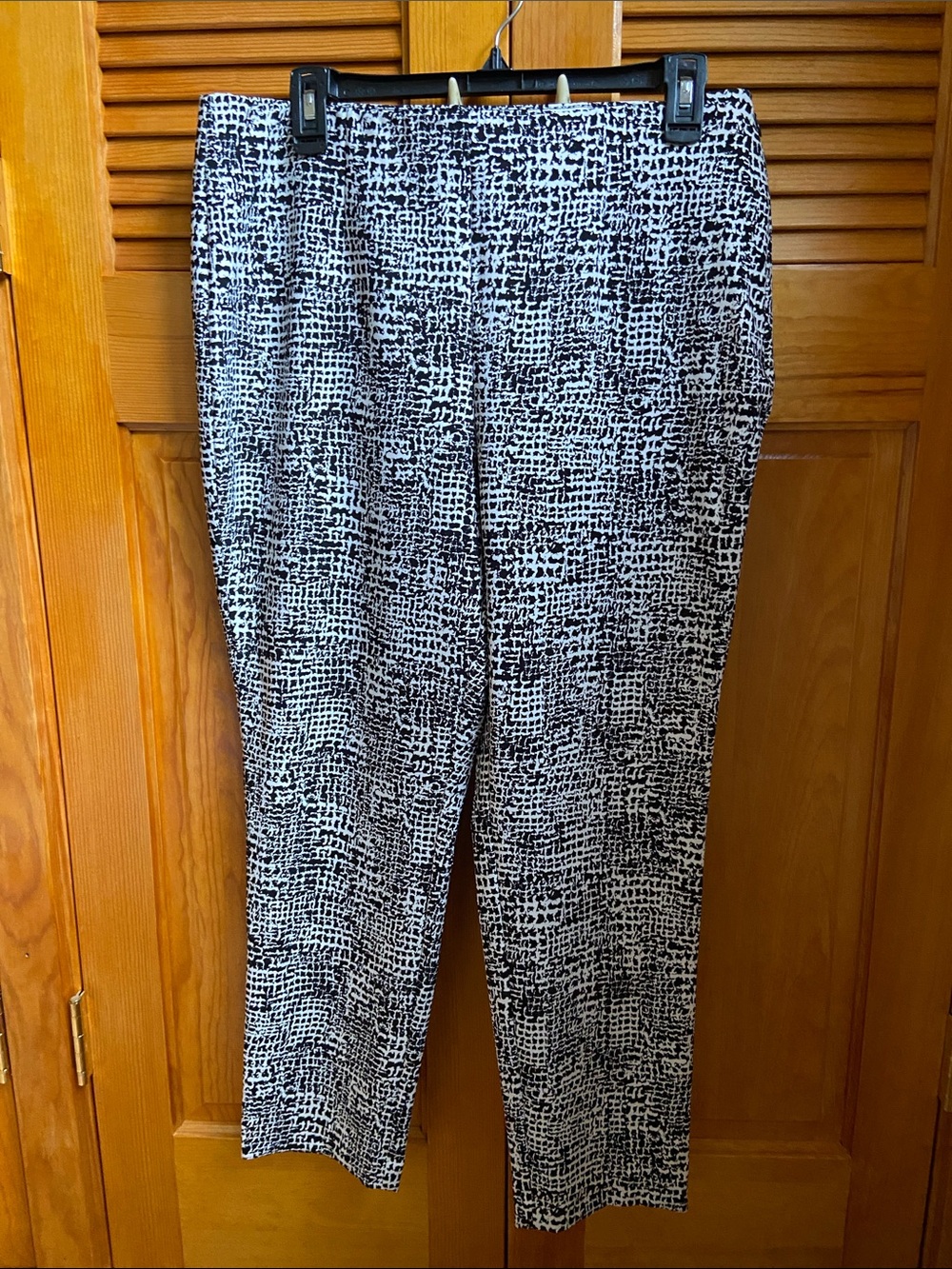 Chico's Black & Cream Abstract Print Capris
